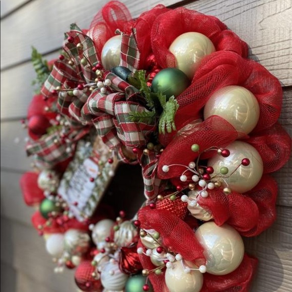 Traditional round deco mesh Wreath - Picture 2 of 3